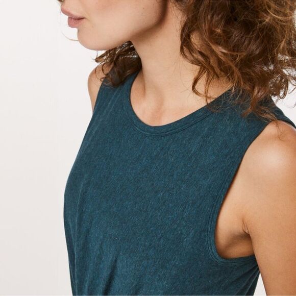 lululemon Crescent Tank twisted knot front size 2 - Picture 3 of 9